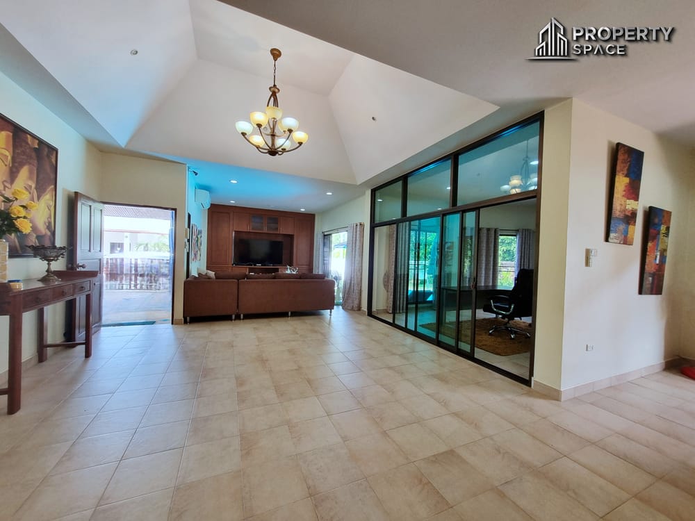 Spacious 4 Bedroom Pool Villa Large Plot In East Pattaya For Sale And Rent Image 8