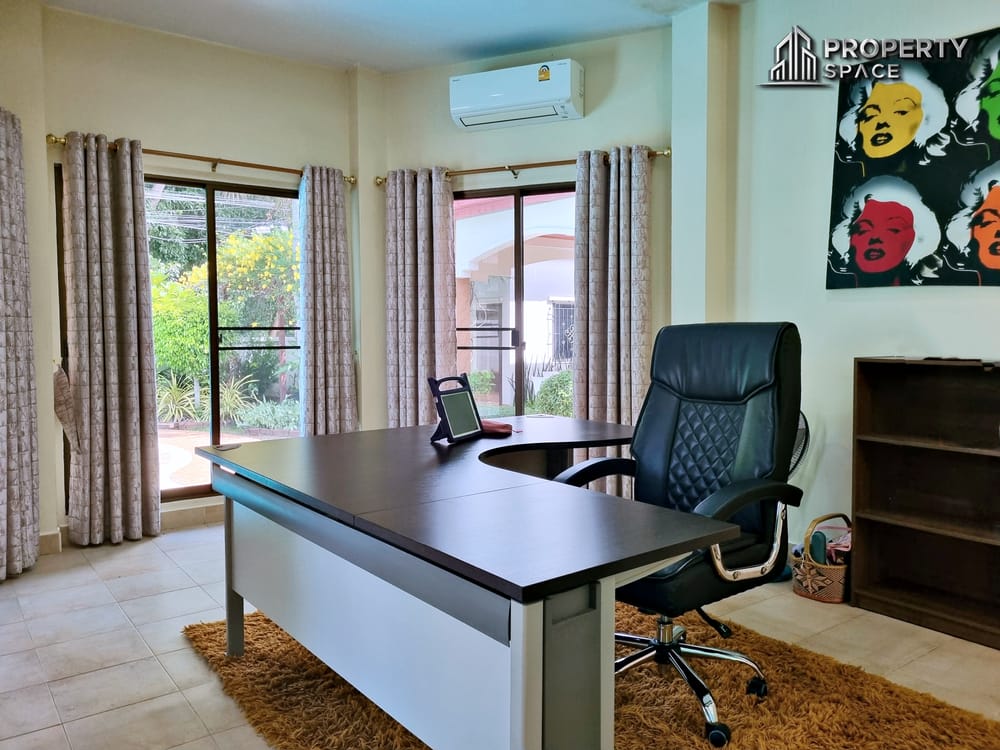 Spacious 4 Bedroom Pool Villa Large Plot In East Pattaya For Sale And Rent Image 20