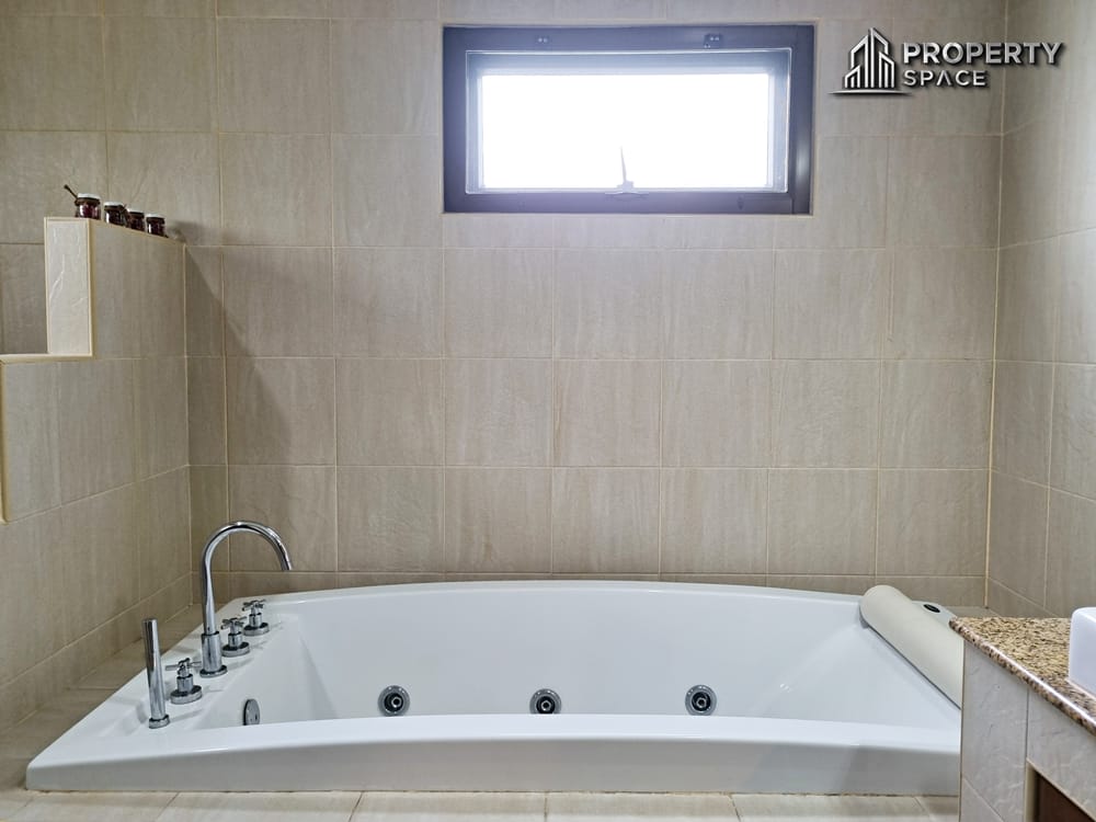 Spacious 4 Bedroom Pool Villa Large Plot In East Pattaya For Sale And Rent Image 26