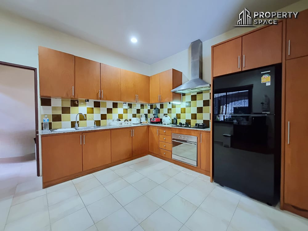 Spacious 4 Bedroom Pool Villa Large Plot In East Pattaya For Sale And Rent Image 17
