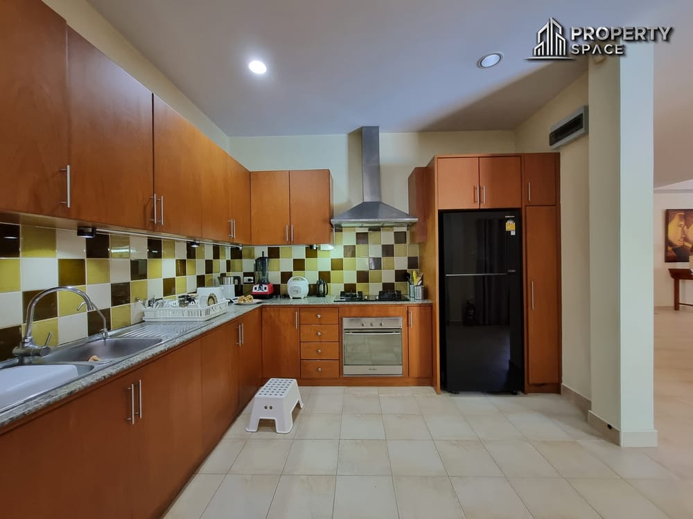 Spacious 4 Bedroom Pool Villa Large Plot In East Pattaya For Sale And Rent Image 16