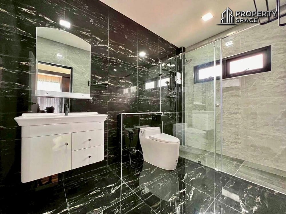 Modern 3 Bedroom Pool Villa With High Privacy Wall In East Pattaya For Rent Image 18