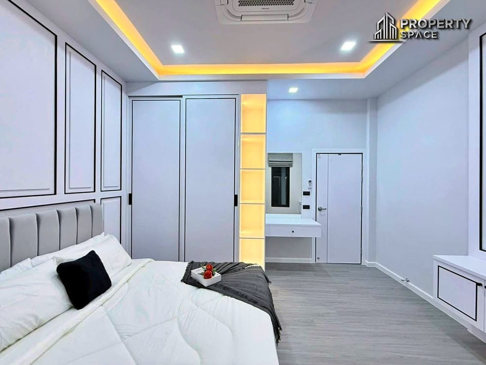Modern 4-Bedroom Single-Storey House with Pool For Sale At Mabprachan, East Pattaya Image 12