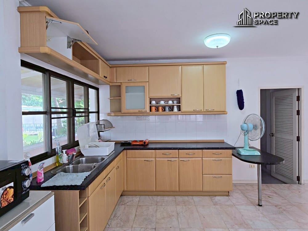 3-Bedroom Family House in Central Park 3 Village Pattaya For Rent Image 11