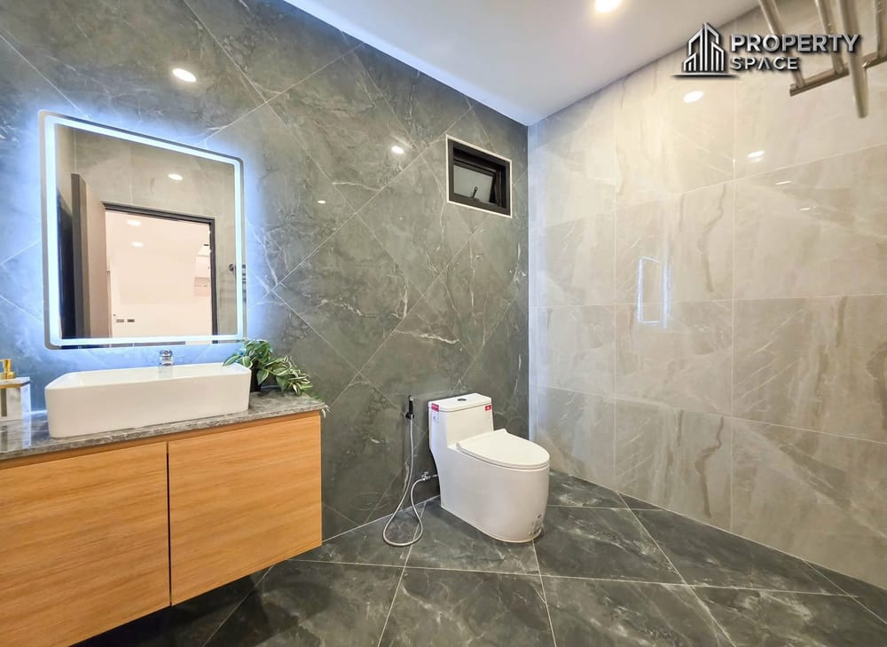 Spacious 5 Bedroom Pool Villa In Thepprasit Road Near Jomtien Beach For Sale Image 15