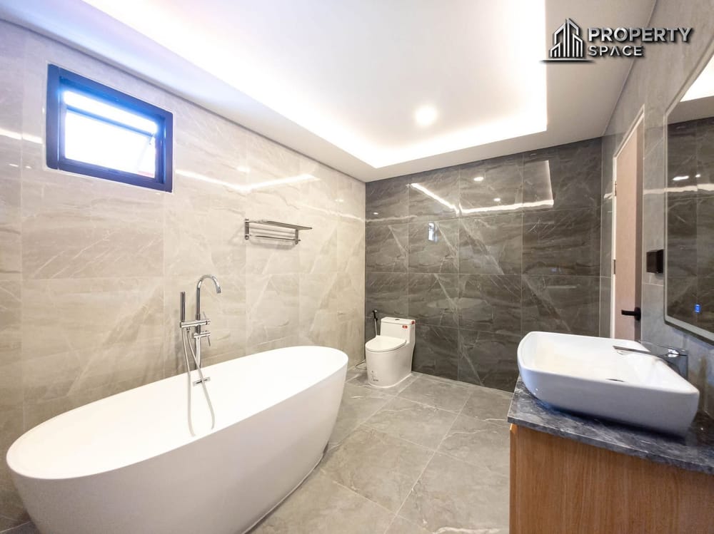 Spacious 5 Bedroom Pool Villa In Thepprasit Road Near Jomtien Beach For Sale Image 12