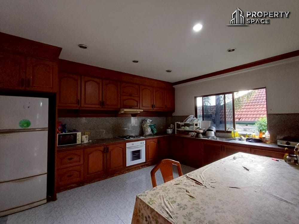 4-Bedroom Single Detached House in Soi Siam Country Club East Pattaya For Sale Image 10