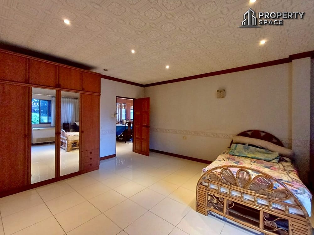 4-Bedroom Single Detached House in Soi Siam Country Club East Pattaya For Sale Image 14