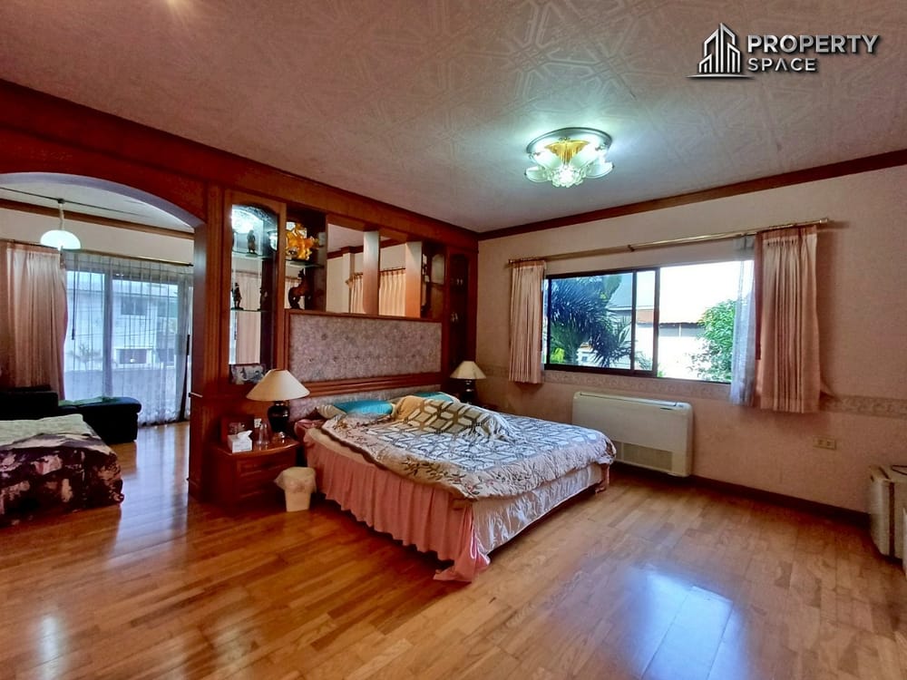 4-Bedroom Single Detached House in Soi Siam Country Club East Pattaya For Sale Image 17