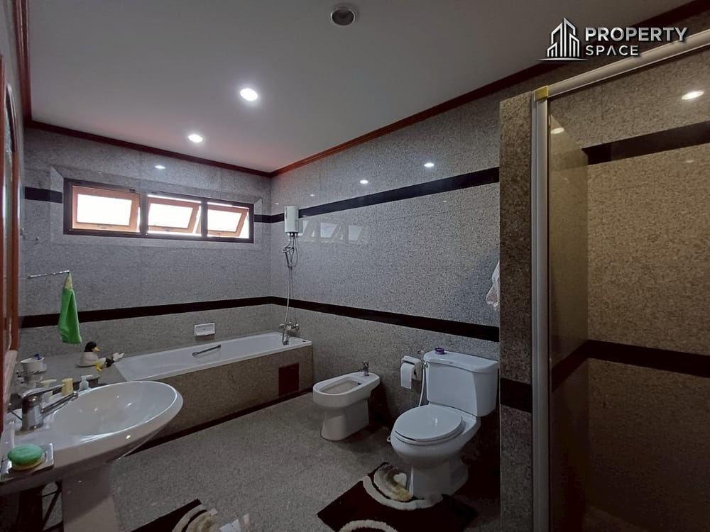 4-Bedroom Single Detached House in Soi Siam Country Club East Pattaya For Sale Image 21