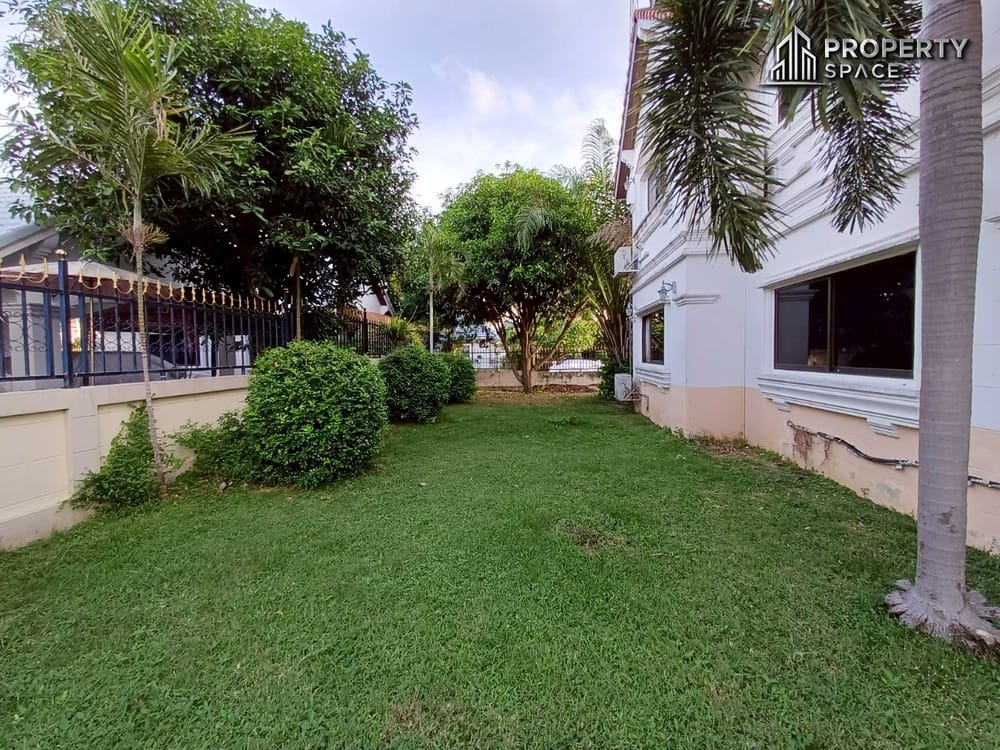 4-Bedroom Single Detached House in Soi Siam Country Club East Pattaya For Sale Image 32