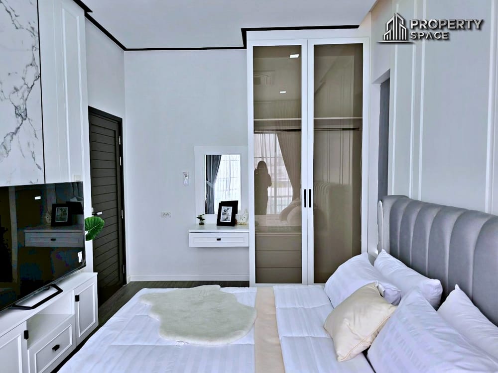 Brand New 2-Storey 5 Bedroom Luxury Pool Villa In East Pattaya For Sale Image 29