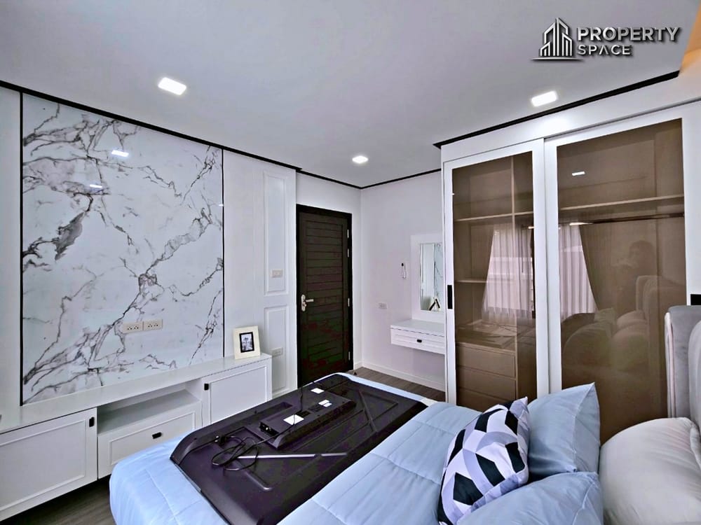 Brand New 2-Storey 5 Bedroom Luxury Pool Villa In East Pattaya For Sale Image 17