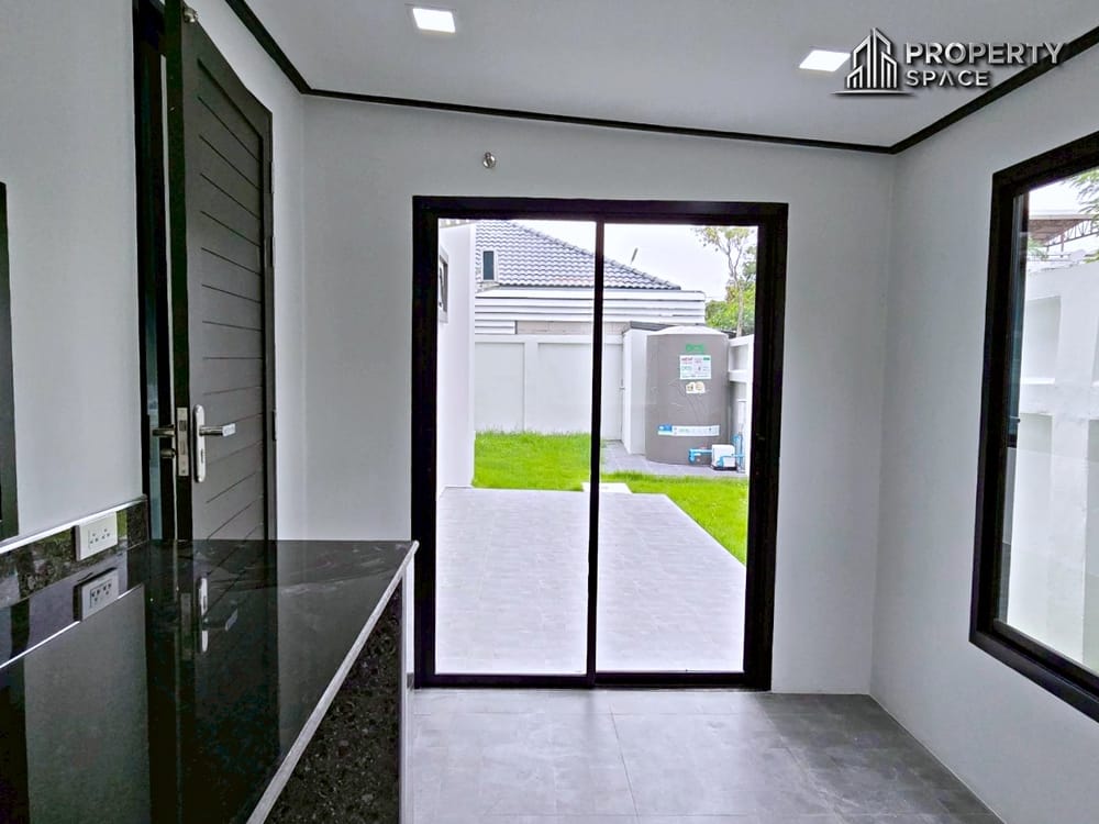 Brand New 2-Storey 5 Bedroom Luxury Pool Villa In East Pattaya For Sale Image 15