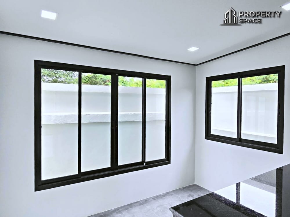 Brand New 2-Storey 5 Bedroom Luxury Pool Villa In East Pattaya For Sale Image 14