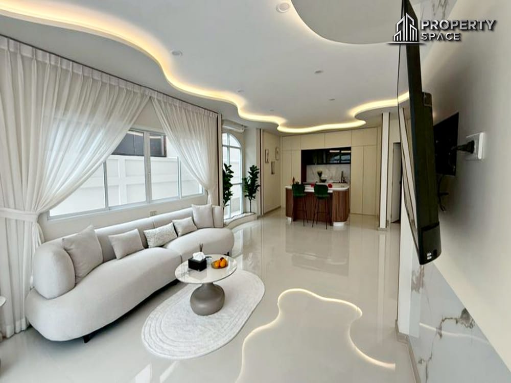 Brand New 5-Bedroom Luxury Pool Villa For Sale in East Pattaya Image 6