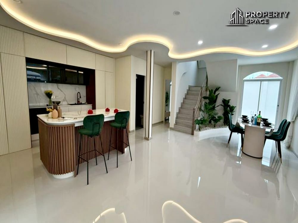 Brand New 5-Bedroom Luxury Pool Villa For Sale in East Pattaya Image 7