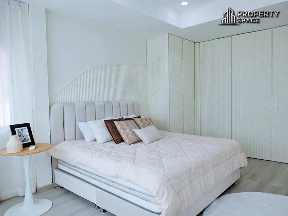 Brand New 5-Bedroom Luxury Pool Villa For Sale in East Pattaya Image 14