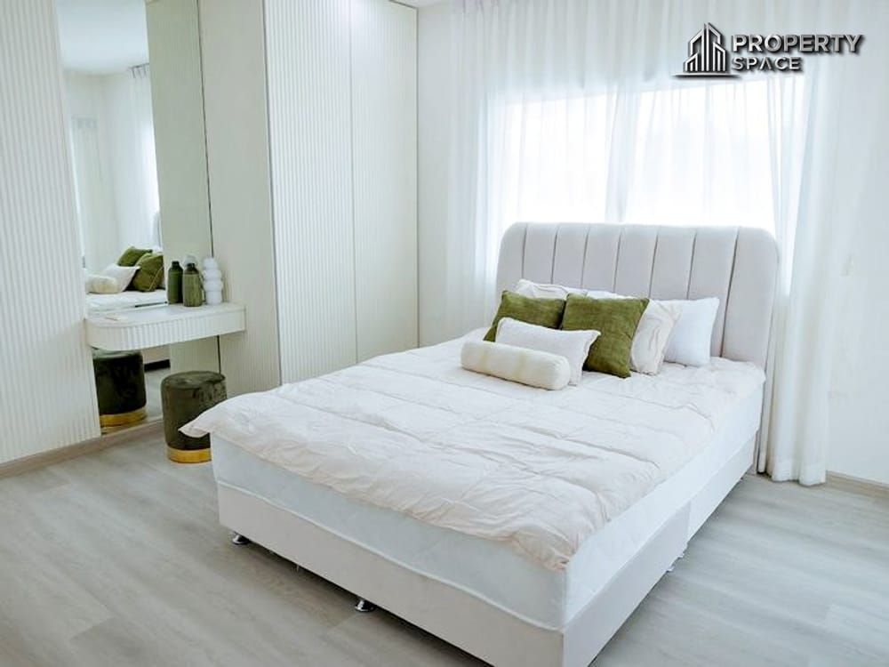Brand New 5-Bedroom Luxury Pool Villa For Sale in East Pattaya Image 15