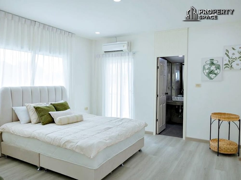 Brand New 5-Bedroom Luxury Pool Villa For Sale in East Pattaya Image 16