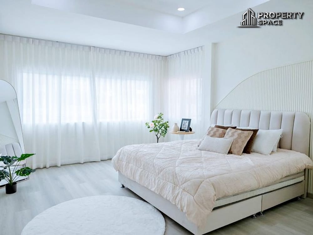 Brand New 5-Bedroom Luxury Pool Villa For Sale in East Pattaya Image 17
