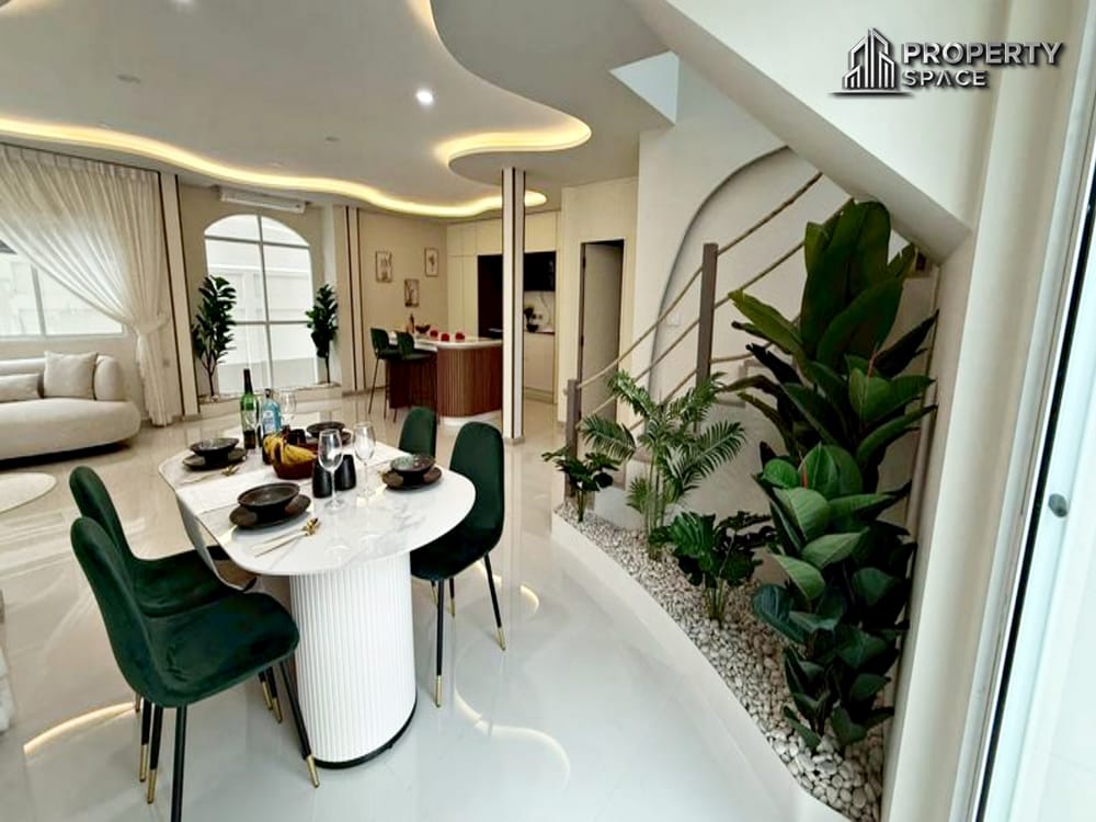 Brand New 5-Bedroom Luxury Pool Villa For Sale in East Pattaya Image 11