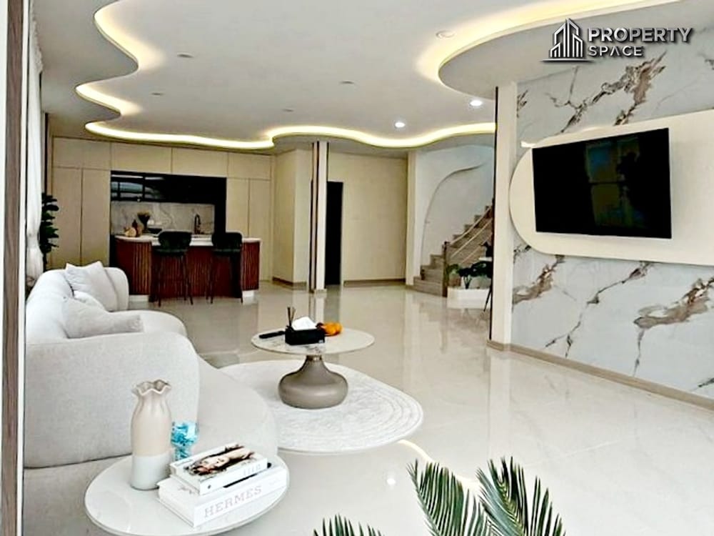 Brand New 5-Bedroom Luxury Pool Villa For Sale in East Pattaya Image 5