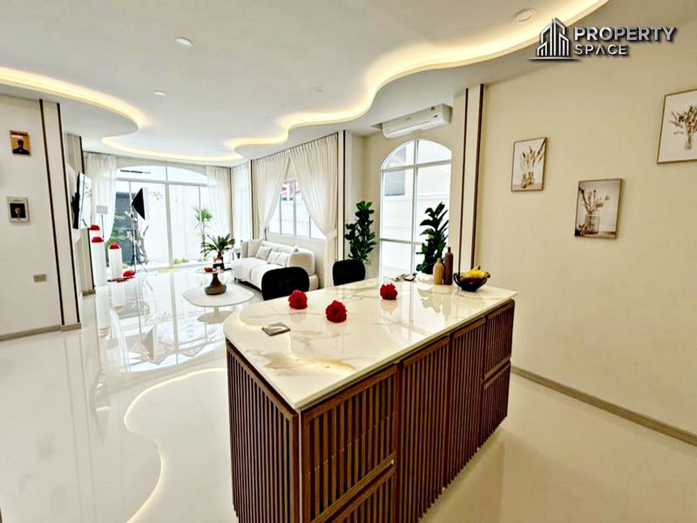 Brand New 5-Bedroom Luxury Pool Villa For Sale in East Pattaya Image 9