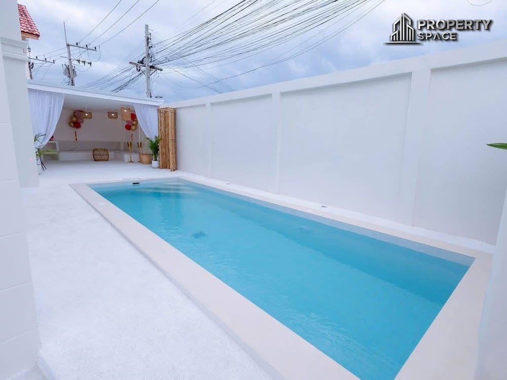 Brand New 5-Bedroom Luxury Pool Villa For Sale in East Pattaya Image 3