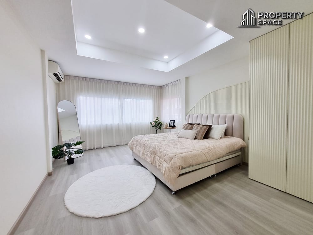 Brand New 5-Bedroom Luxury Pool Villa For Sale in East Pattaya Image 17