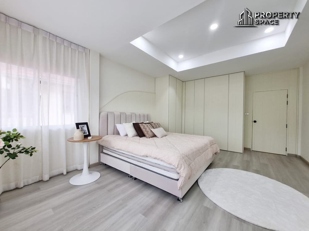 Brand New 5-Bedroom Luxury Pool Villa For Sale in East Pattaya Image 18