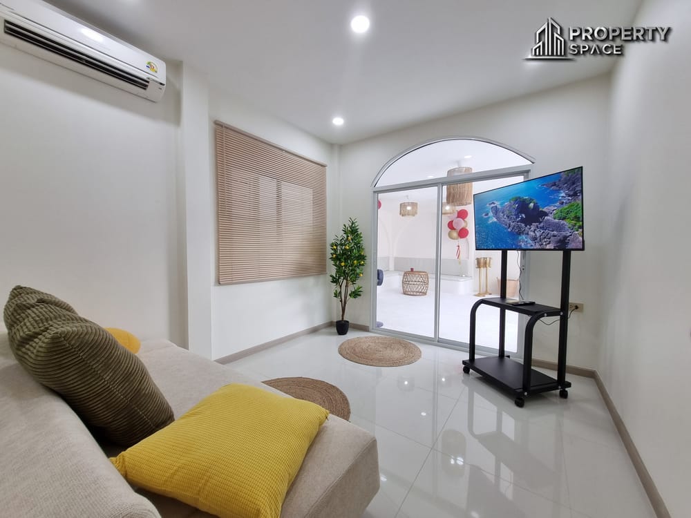 Brand New 5-Bedroom Luxury Pool Villa For Sale in East Pattaya Image 13