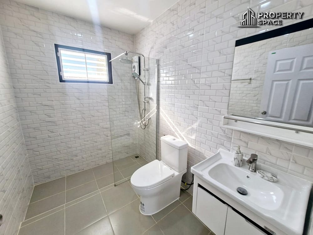 East Pattaya Modern 3-Bedroom Pool Villa For Rent Image 14