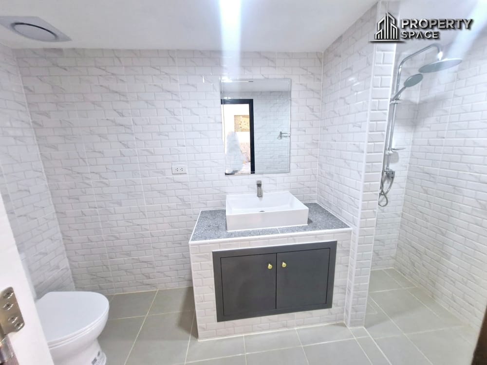 East Pattaya Modern 3-Bedroom Pool Villa For Rent Image 19