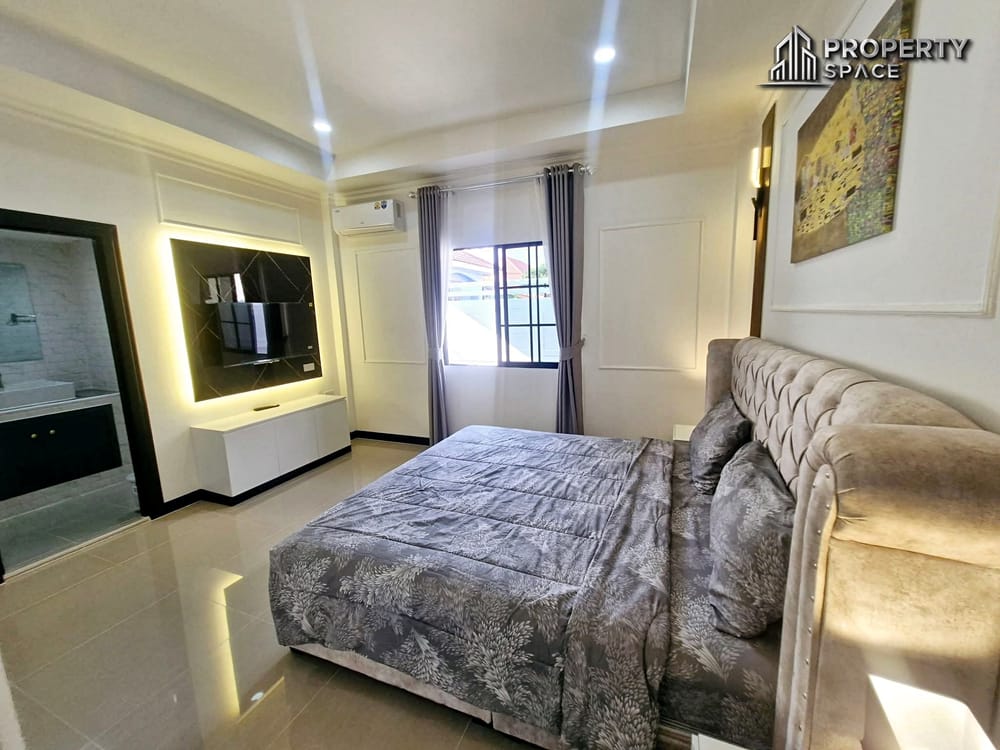 East Pattaya Modern 3-Bedroom Pool Villa For Rent Image 11