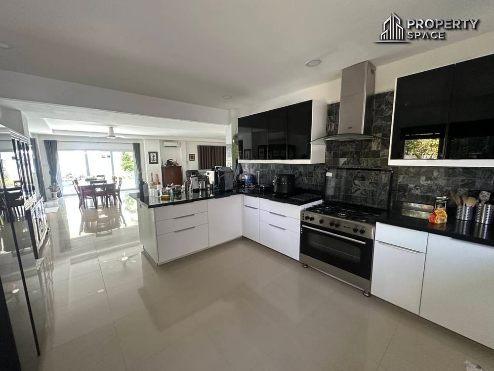 Spacious 5 Bedroom Pool Villa In Mabprachan Lake Pattaya For Rent Image 12