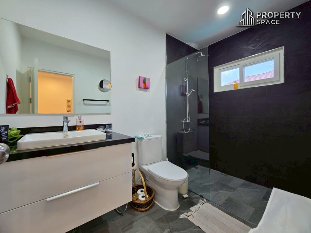 Spacious 5 Bedroom Pool Villa In Mabprachan Lake Pattaya For Rent Image 23