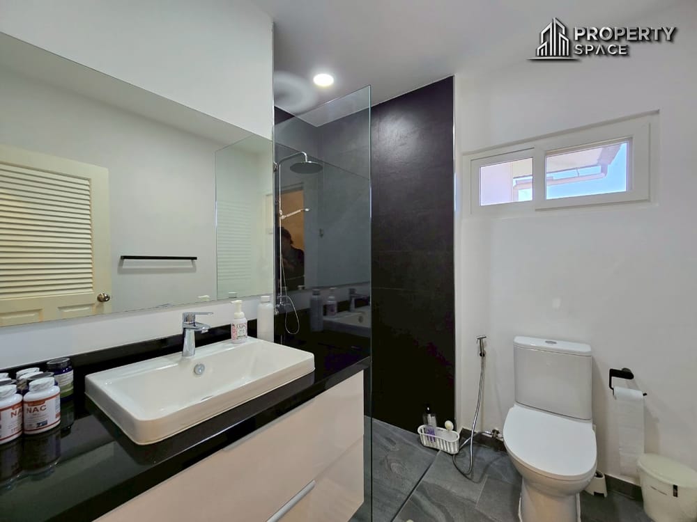 Spacious 5 Bedroom Pool Villa In Mabprachan Lake Pattaya For Rent Image 26