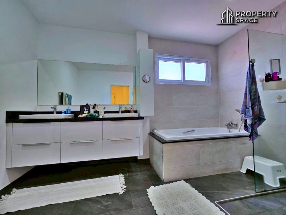 Spacious 5 Bedroom Pool Villa In Mabprachan Lake Pattaya For Rent Image 22