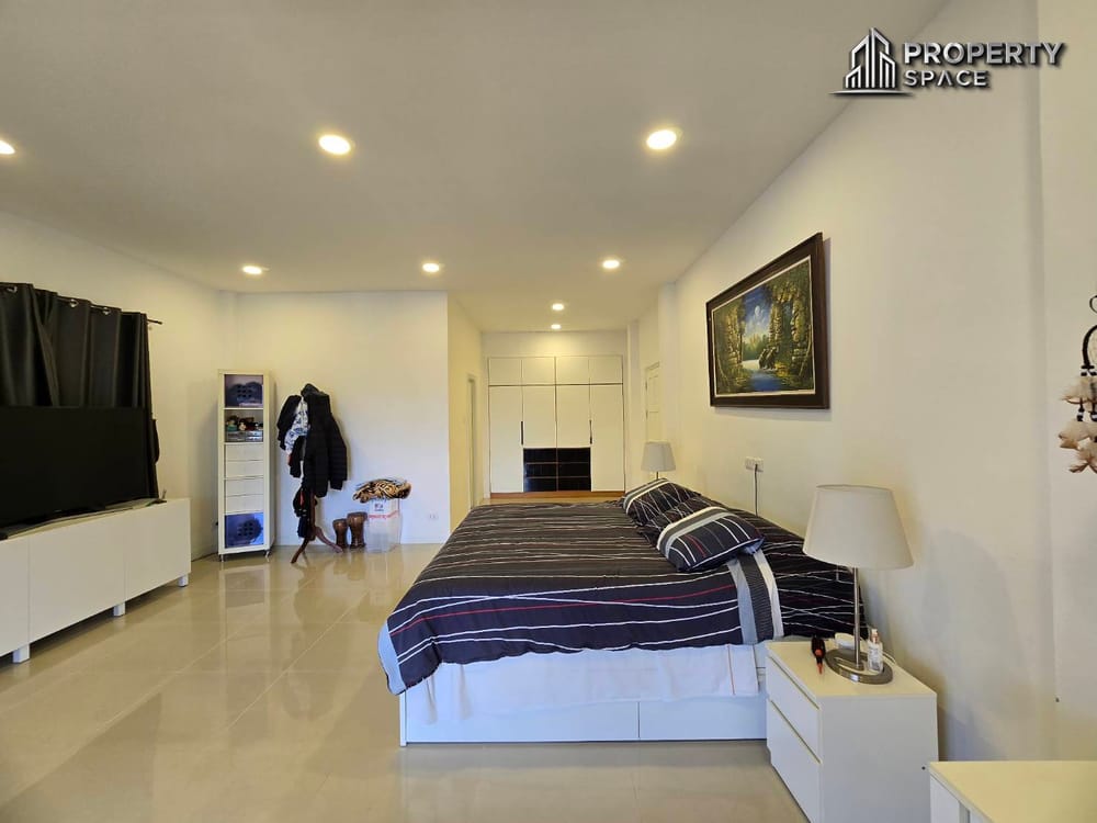 Spacious 5 Bedroom Pool Villa In Mabprachan Lake Pattaya For Rent Image 19