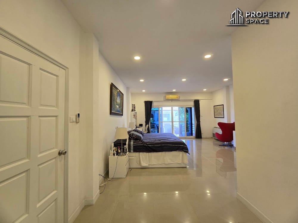 Spacious 5 Bedroom Pool Villa In Mabprachan Lake Pattaya For Rent Image 20