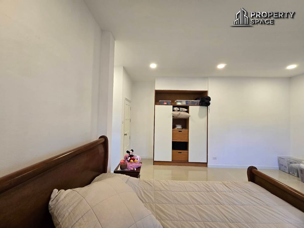 Spacious 5 Bedroom Pool Villa In Mabprachan Lake Pattaya For Rent Image 28