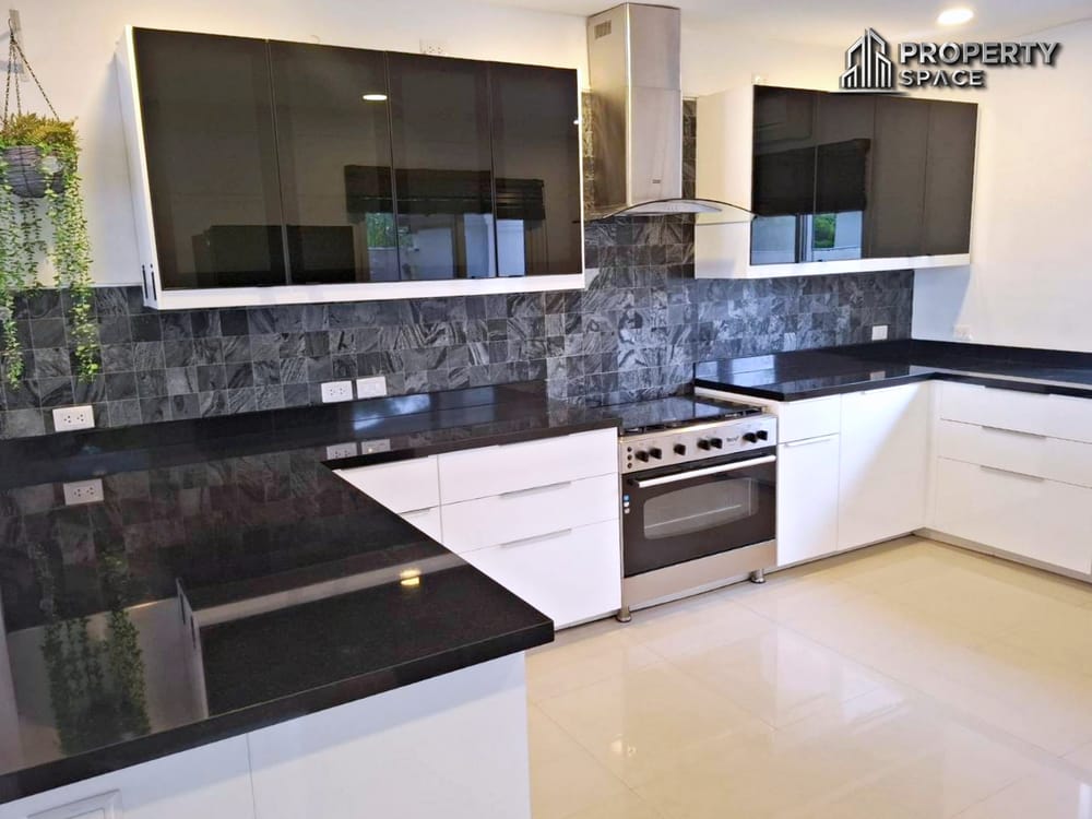 Spacious 5 Bedroom Pool Villa In Mabprachan Lake Pattaya For Rent Image 15