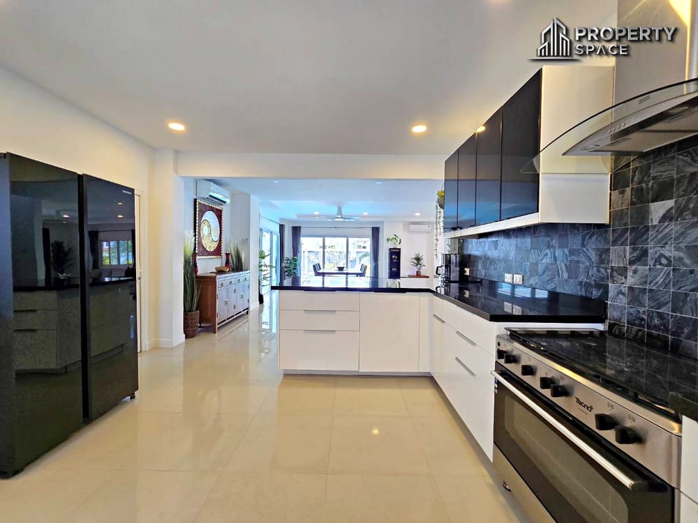 Spacious 5 Bedroom Pool Villa In Mabprachan Lake Pattaya For Rent Image 17