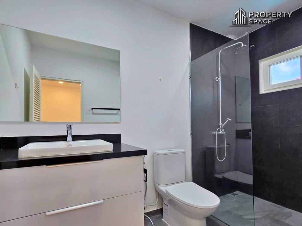Spacious 5 Bedroom Pool Villa In Mabprachan Lake Pattaya For Rent Image 35