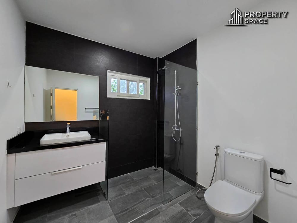 Spacious 5 Bedroom Pool Villa In Mabprachan Lake Pattaya For Rent Image 41