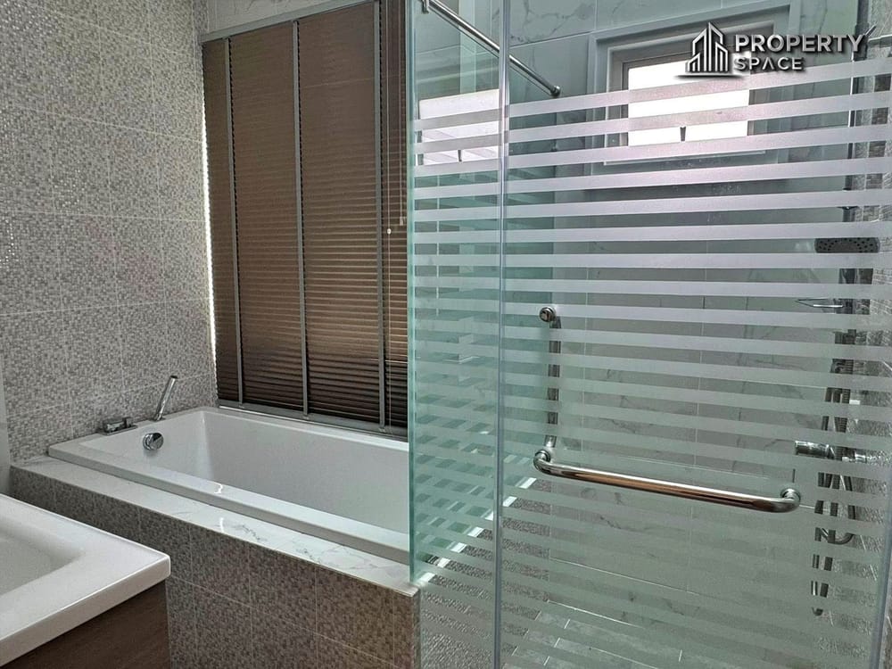 Pattaya Pet-Friendly 2-Storey 4 Bedroom Pool Villa in Baan Dusit Garden For Rent Image 11