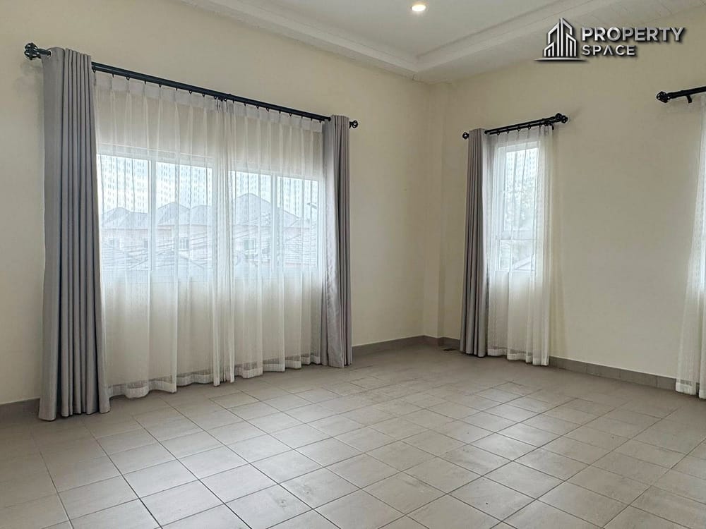 Pattaya Pet-Friendly 2-Storey 4 Bedroom Pool Villa in Baan Dusit Garden For Rent Image 17