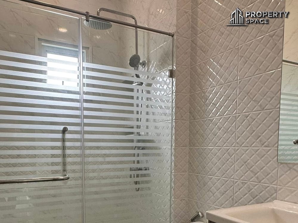 Pattaya Pet-Friendly 2-Storey 4 Bedroom Pool Villa in Baan Dusit Garden For Rent Image 15