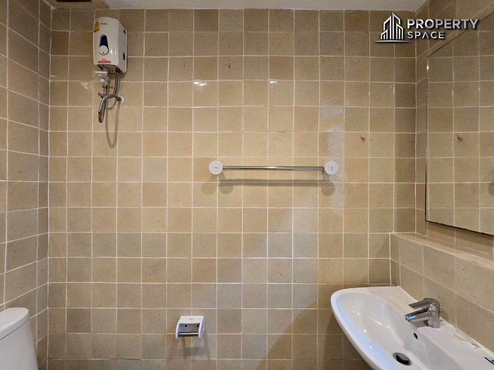 Spacious 2 Bedroom Condo Just 30 Meters From Jomtien Beach For Rent Image 20